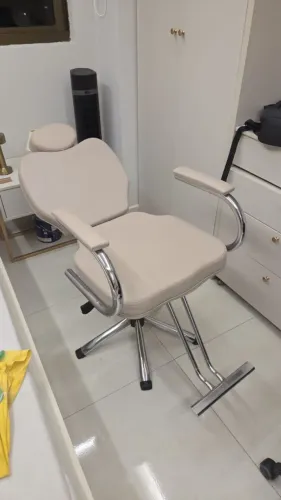 Poltrona Hidráulica Reclinável para Maquiagem/Estética - Seminova