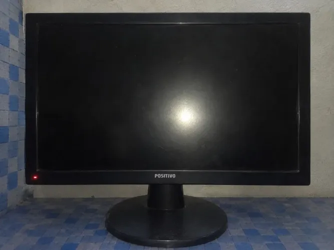 Monitor 19' com um pouco de manchas entrada vga e USB