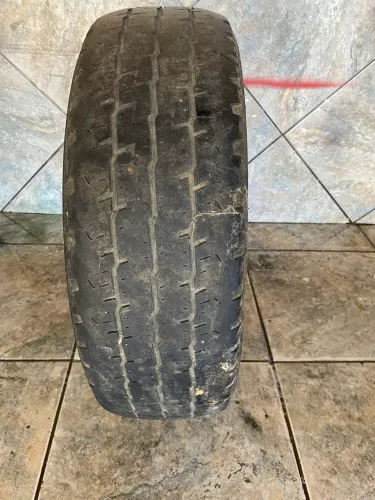 Vendo pneu 205x70x15 para van (par) usado