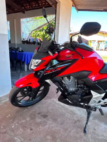 Honda CB 300F Twister ABS, ano 2024, em excelente estado de conservação.