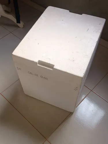 Vendo uma caixa de isopor não sei quantos litros mais e grande ZAP *