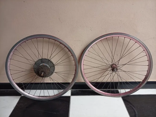 Rodas Aero com cubos de alumínio de motorizada ou 26 montadinha.