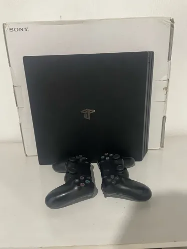 PS4 PRO 1TB CONSERVADO, GOLDHEN 13.52, 12X JOGOS DE PS2 E CONTROLE ORIGINAL