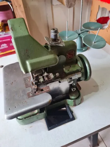 Maquina de costura overlok chinesinha com bancada 