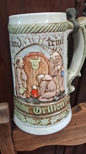 Caneca de chopp Ceramarte: Esta peça é um "tankard" antigo de cerâmica