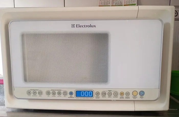 Microondas Electrolux MG41R de 31 litros com Grill.