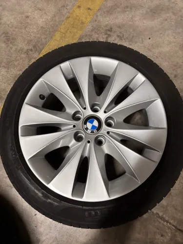 Jogo de rodas BMW 550 aro 17 com pneu.