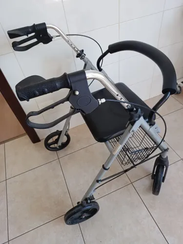 Andador com freio e assento