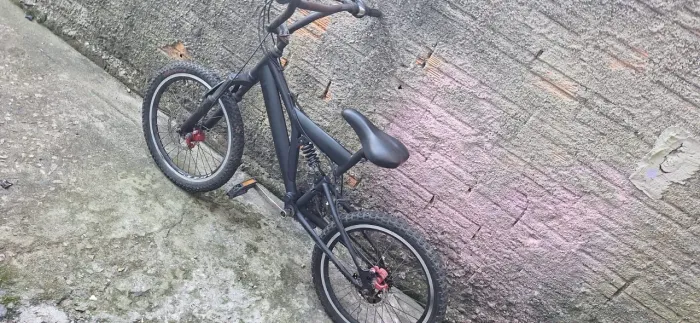 Bicicleta Preta com Suspensão e Freio a Disco