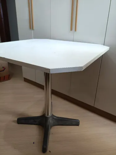 Mesa branca de fórmica 70x70cm