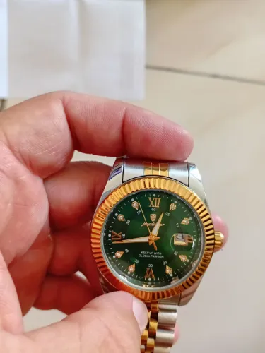Relógio muito novo aço com dia do mês poedagar duas cores com fundo verde