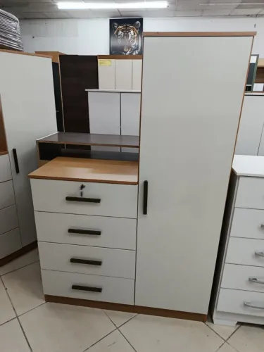 cômoda sapateira com chave <br>Com chave ?