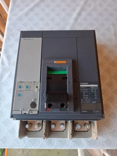 Vendo disjuntor Schneider Electric. Funcionando perfeitamente 