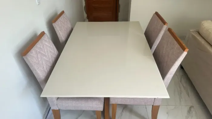 Mesa com Cadeiras Tampo de Vidro 1.40 x 0,90