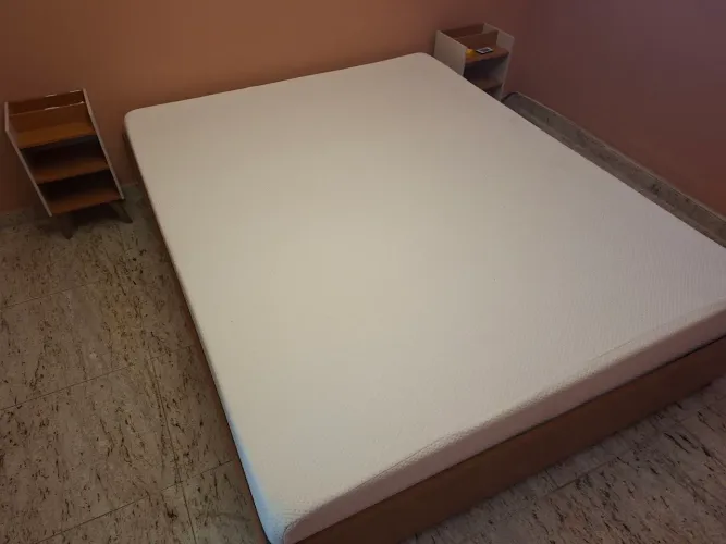 Cama de casal Queen completa: Cama Mônaco + colchão Luuna + 2 criados mudos