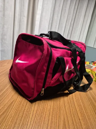 Bolsa Nike Vermelha Original - Excelente Estado e Muito Espaçosa!
