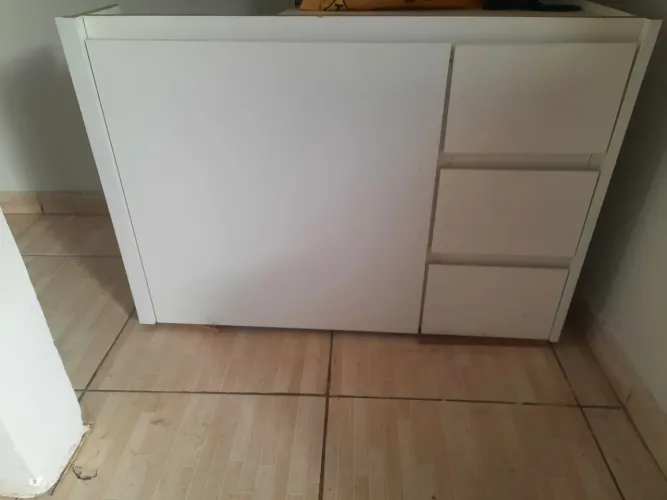 Armario para banheiro na cor branco em mdef ultra medidas C 088 x P 046 A 060 com 3 gav