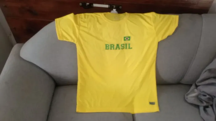 Camisas e bonés do Brasil .