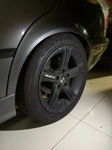 Roda BMW 320i aro 17 5x120 com pneus novos