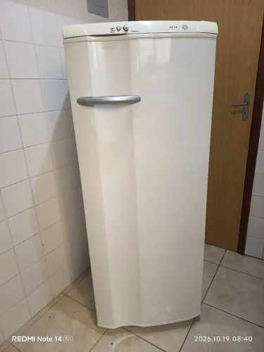 Vende-se geladeira usada, RE 28 Super, em perfeito estado.