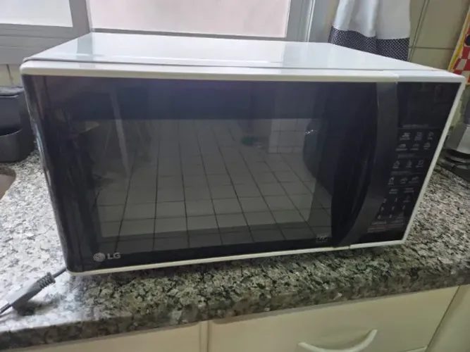 Micro-ondas LG MS3091BCA 220V 30 litros