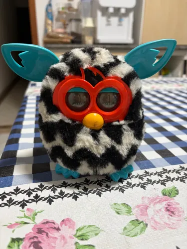 Furby preto e branco com azul brinquedo antigo