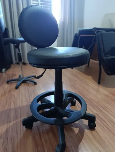 Cadeira ajustável (mocho). Excelente estado.