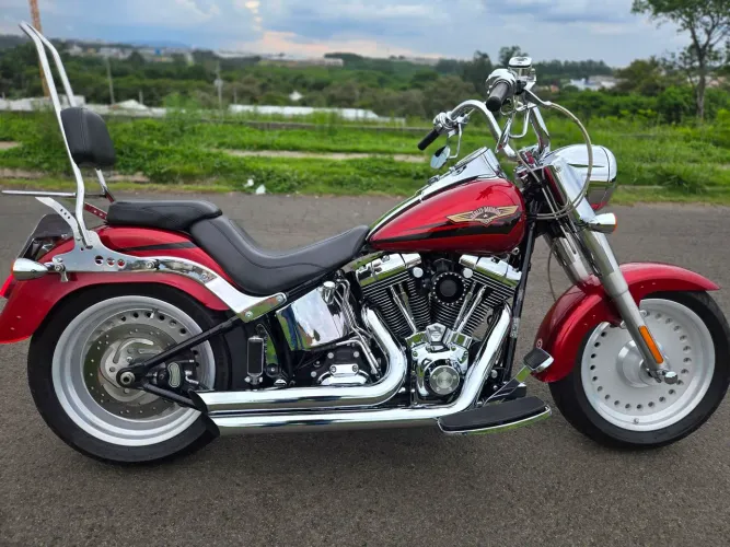 Moto da marca Harley Davidson modelo Fat Boy FLSTF 