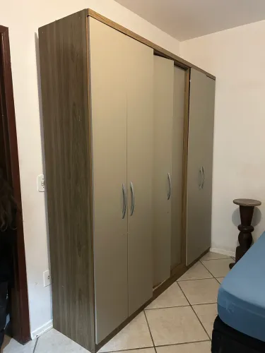 Roupeiro armário seis portas em boas condições