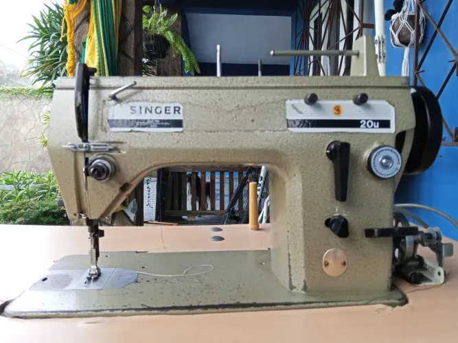 Máquina de costura industrial Singer 20U