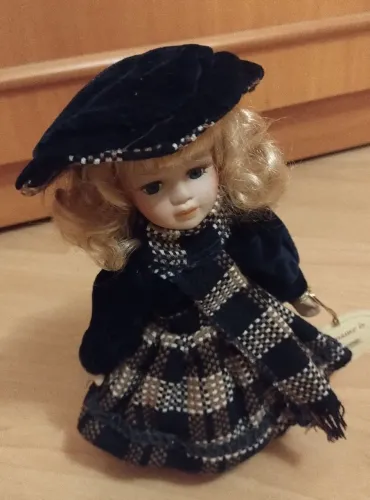 Boneca de porcelana antiga