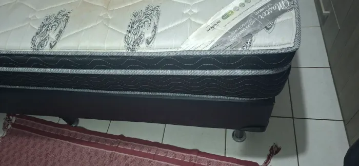 Cama solteirão - marcas de uso