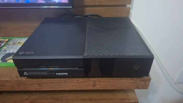 Xbox one S 500gb - 2 controles e dois jogos em mídia física