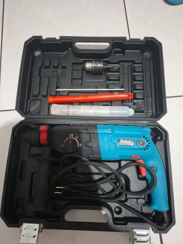 Martelete Combinado Philco Force PMT01, um modelo azul e preto de 900W.