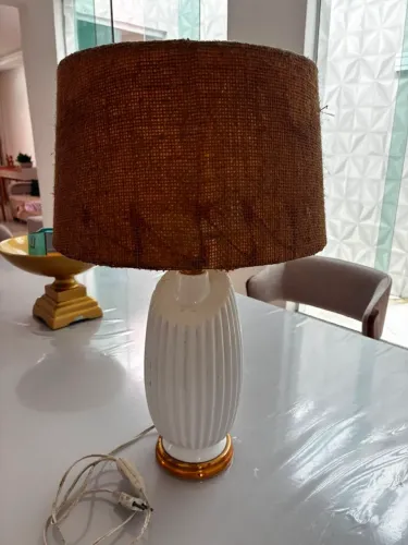 Abajur grande semi novo para sala de estar.