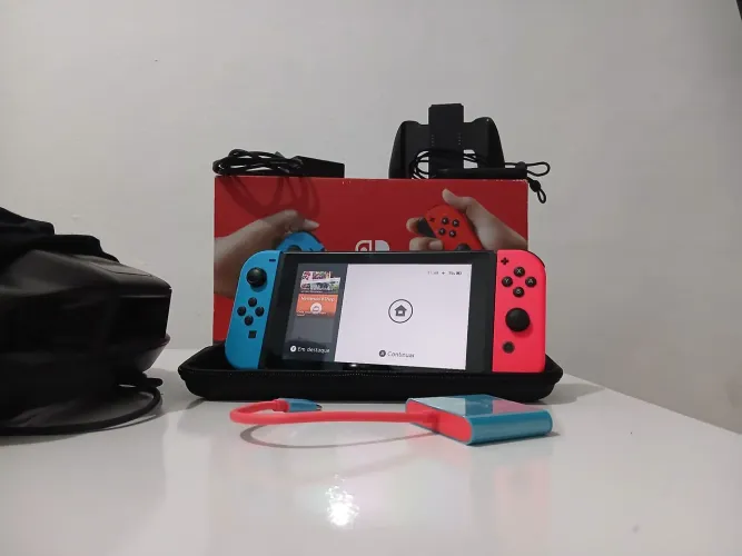Nintendo Switch + Case