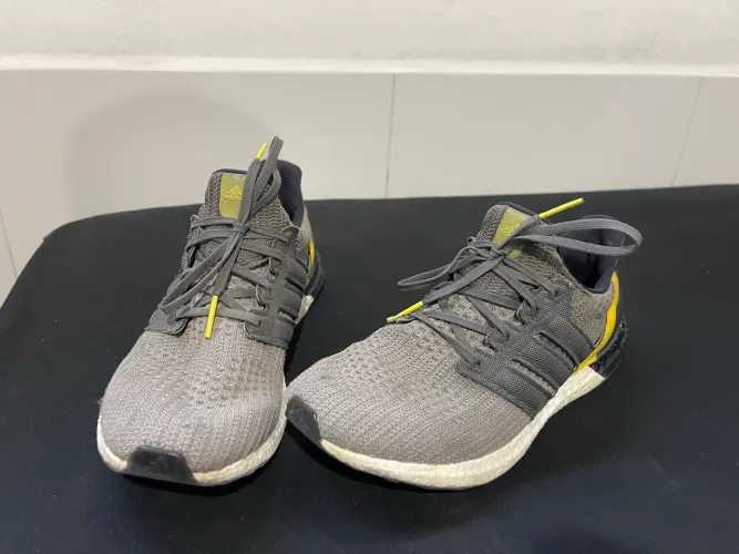 Tênis adidas ultraboost impecável.