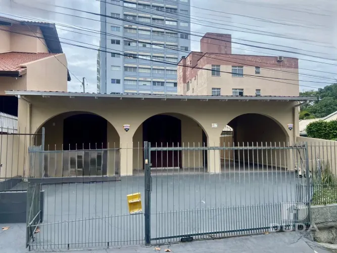 Casa para locação com 3 quartos na Trindade