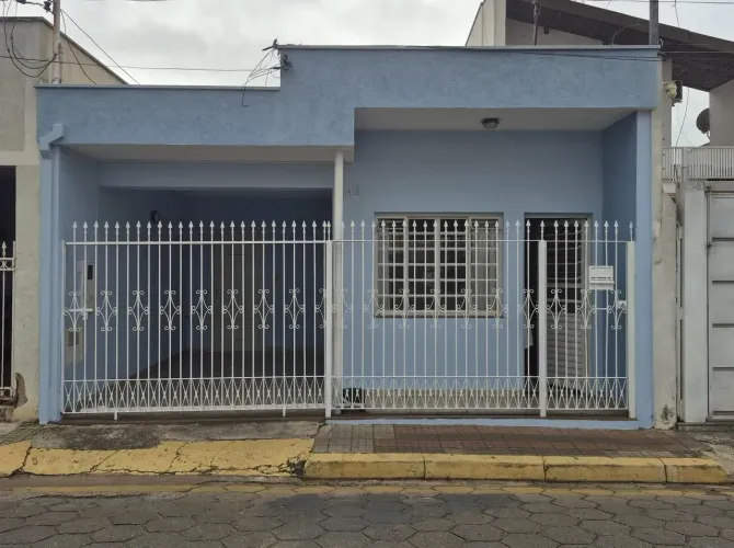 Casa comercial no Centro de Tatuí, 151m², 4 dormitórios, 1 suíte, 3 banheiros. Venda e loc