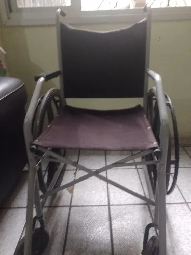 VENDO CADEIRA DE RODAS DE PASSEIO, SIMPLES, MAS EM BOM ESTADO DE CONSERVAÇÃO, 65,00
