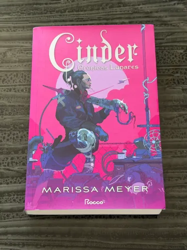 Livro Cinder da série Crônicas Lunares de Marissa Meyer