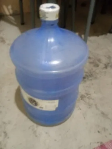 Vendo galão de água mineral 20 litros novo localização bairro santa
