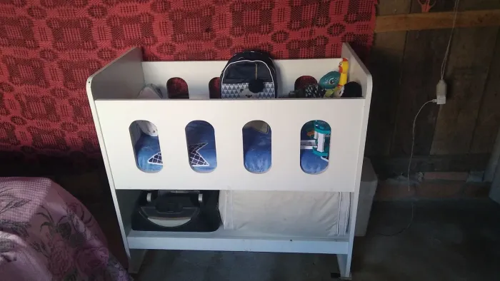 Vende-se berço de bebê seminovo,pouco tempo de uso,não desmonta...