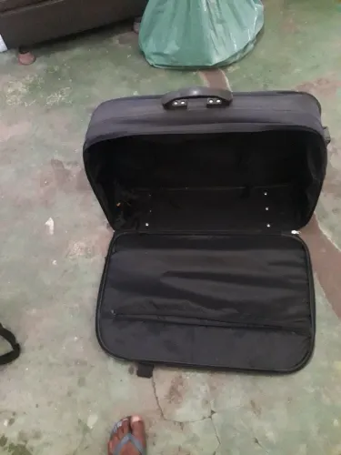 Mala para viagens conservada sem avarias