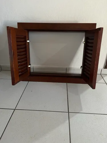 Moldura/porta para churrasqueira em madeira resistente e envernizada, ótima dobradiça 