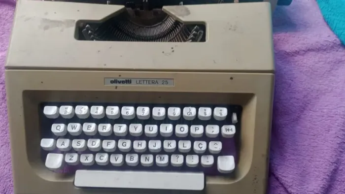 Máquina de Escrever Olivetti Lettera 25 (relíquia)