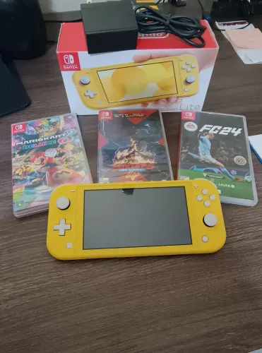 Nintendo Switch Lite c/ 3 jogos fisicos