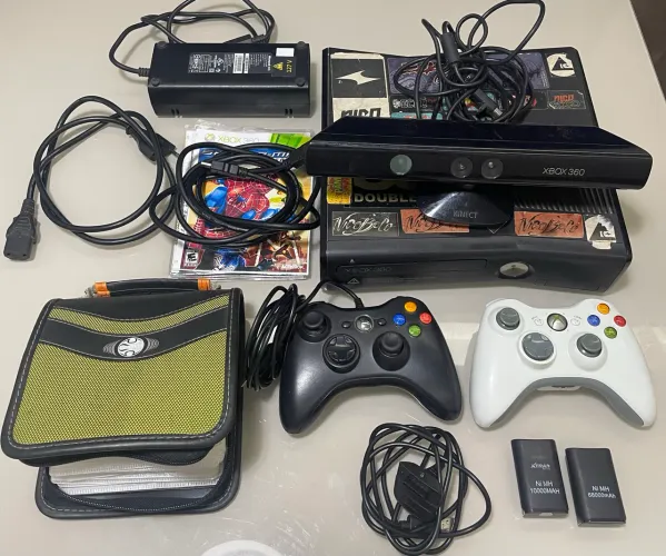 Xbox 360 com Kinect, 2 manetes, baterias + 37 jogos