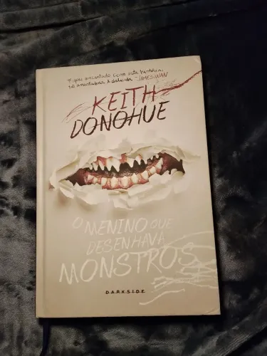 O menino que desenhava monstros, editora Darkside