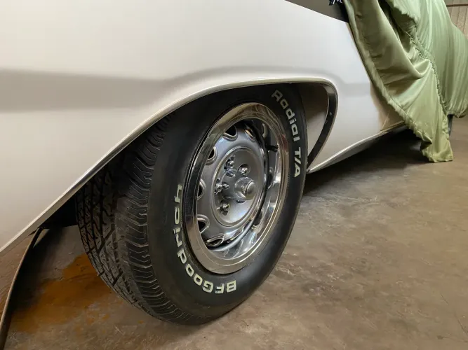 Pneu BFGOODRICH. Medida 215 70 R 14